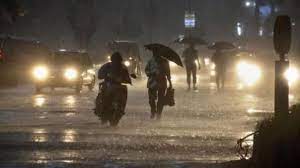 After a long day’s wait and scorching heat in Lucknow and its surrounding districts, it rained with strong wind late night on Tuesday.