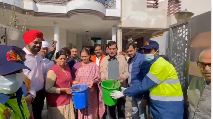 Lucknow: Urban Development Minister A.K. Sharma inaugurated the cleanliness campaign.