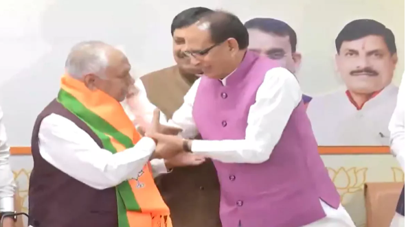 Before the Lok Sabha Election 2024, Congress faces a series of setbacks as former Union Minister Suresh Pachouri joins the BJP.