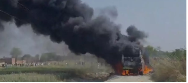 Ghazipur Bus Accident: A bus caught fire after coming into contact with a high-voltage wire, resulting in the death of six people. Financial assistance has been announced for the families of the deceased.