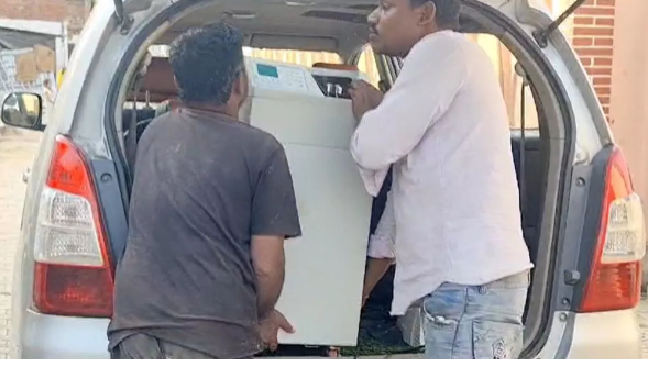 A significant amount of cash has been seized from the residence of a close associate of the former minister. The Enforcement Directorate has brought in a large machine to count the notes, while two suitcases remain shrouded in mystery.