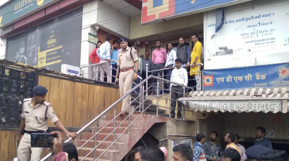 In Begusarai, on Thursday morning, five criminals wreaked havoc by robbing HDFC Bank located at Har-Har Mahadev Chowk.