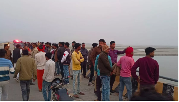 Fatehpur: A tourist bus traveling from Delhi to Bihar overturned at the Dehuli Mod on the Prayagraj-Kanpur highway on Saturday morning Fatehpur: A tourist bus traveling from Delhi to Bihar overturned at the Dehuli Mod on the Prayagraj-Kanpur highway on Saturday morning