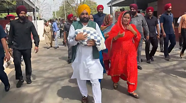 Punjab News: Chief Minister Bhagwant Mann has returned home with his newborn daughter and wife, Dr. Gurpreet Kaur.