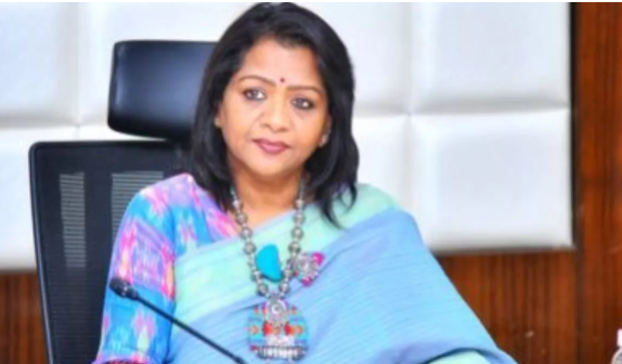 Lok Sabha Election: Ahead of the Lok Sabha elections, BRS faces a setback as the Mayor of Greater Hyderabad, Vijaya Lakshmi, joins hands with the Congress.