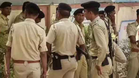 In West Bengal, along with central forces, the state police will also be deployed to maintain order. In the first phase, there will be deployments of police personnel.