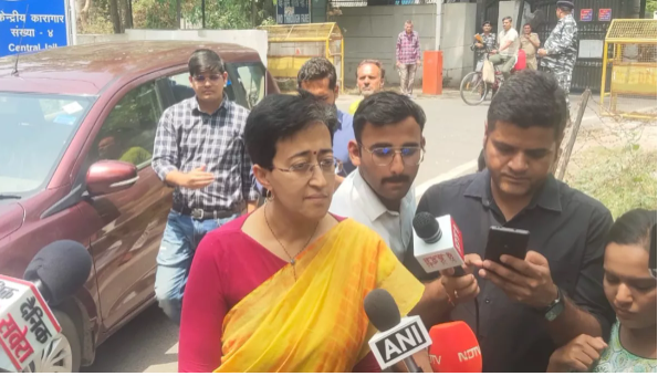 Delhi News: Delhi Minister Atishi met with Chief Minister Arvind Kejriwal in Tihar Jail on Monday.