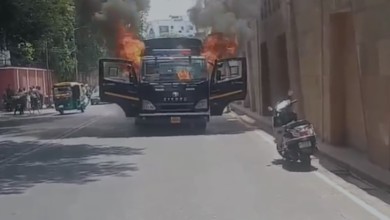 Photo of Lucknow: Fire breaks out suddenly in police vehicle behind Raj Bhavan on Mall Avenue Road.