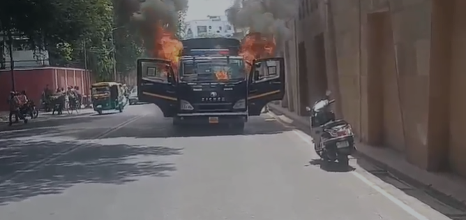 Lucknow: Fire breaks out suddenly in police vehicle behind Raj Bhavan on Mall Avenue Road.