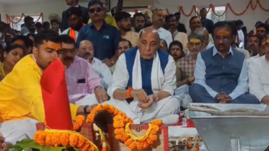 In Hazratganj’s Halwasiya Court, the Lok Sabha Election Operations Office’s ritualistic ceremony was conducted by Brahmins.