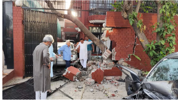 Noida Accident: A young man driving a car collided with a rickshaw due to speed and negligence