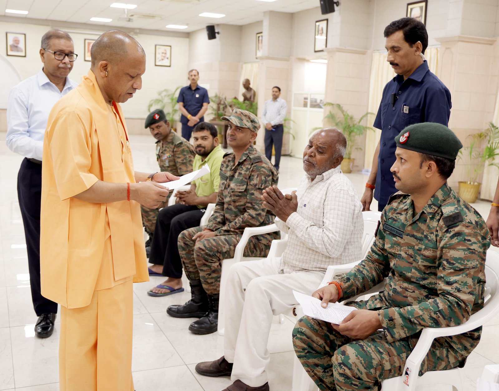 Janata Darshan: CM Yogi Urges Families to Settle Disputes Internally, Assures Prompt and Sensitive Grievance Redressal Janata Darshan: CM Yogi Urges Families to Settle Disputes Internally, Assures Prompt and Sensitive Grievance Redressal