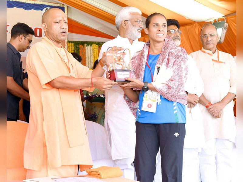 Chief Minister Yogi presents appointment letters to 15 sportspersons